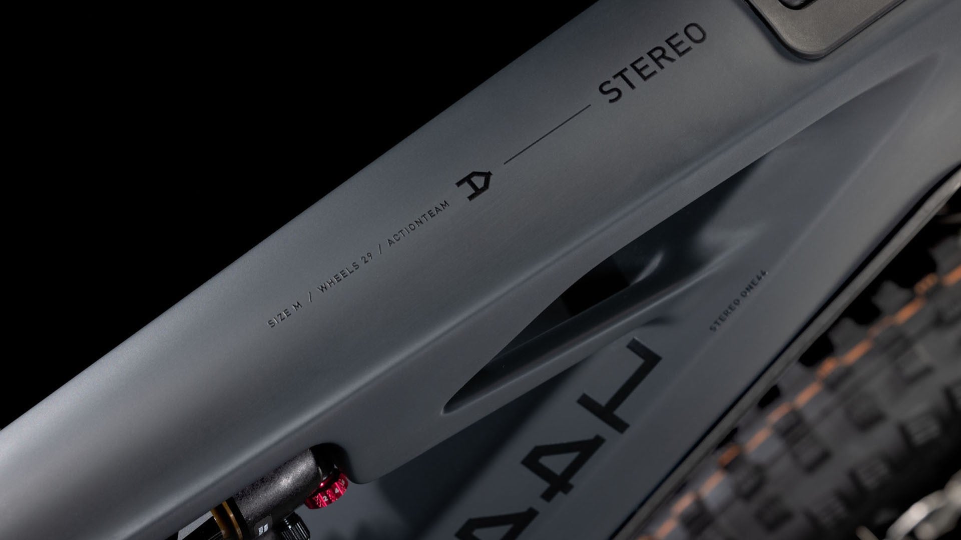 CUBE Stereo Hybrid One44 Hpc At Carbon/gold 800 2025